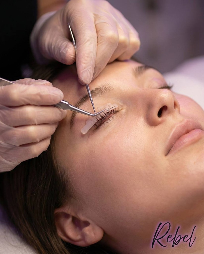 Procedura laminazione ciglia in cabina Rebel — applicazione professionale con guanti