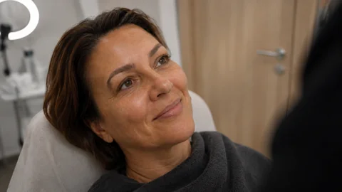 Ritratto di una donna con sguardo espressivo e ciglia naturali