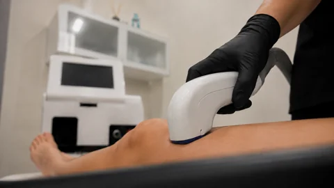 Manipolo laser a contatto con la gamba