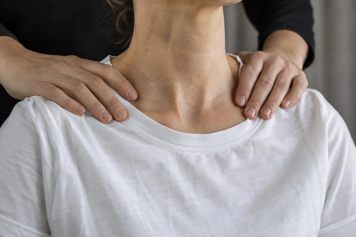 Gesto di massaggio sulle spalle di una cliente vestita