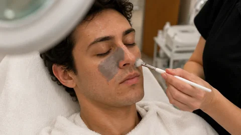 Applicazione di maschera sul viso di un cliente