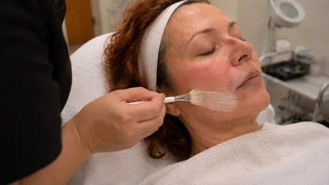 Preparazione di un prodotto accanto alla cliente durante un trattamento viso