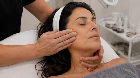 Manualità sulle guance durante un trattamento viso