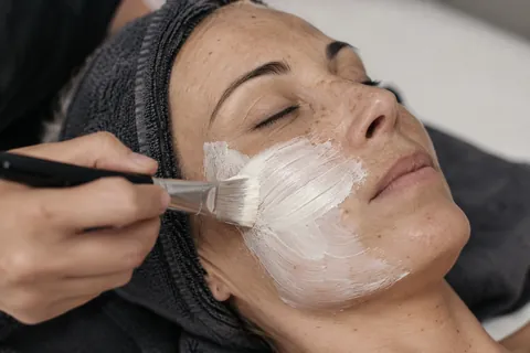 Applicazione di una maschera cosmetica sulla guancia