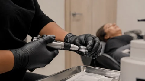 Preparazione di una cartuccia per microneedling con guanti