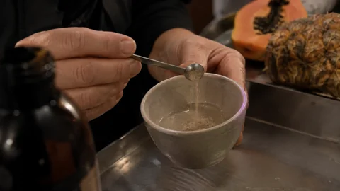 Preparazione di una miscela cosmetica in una ciotola