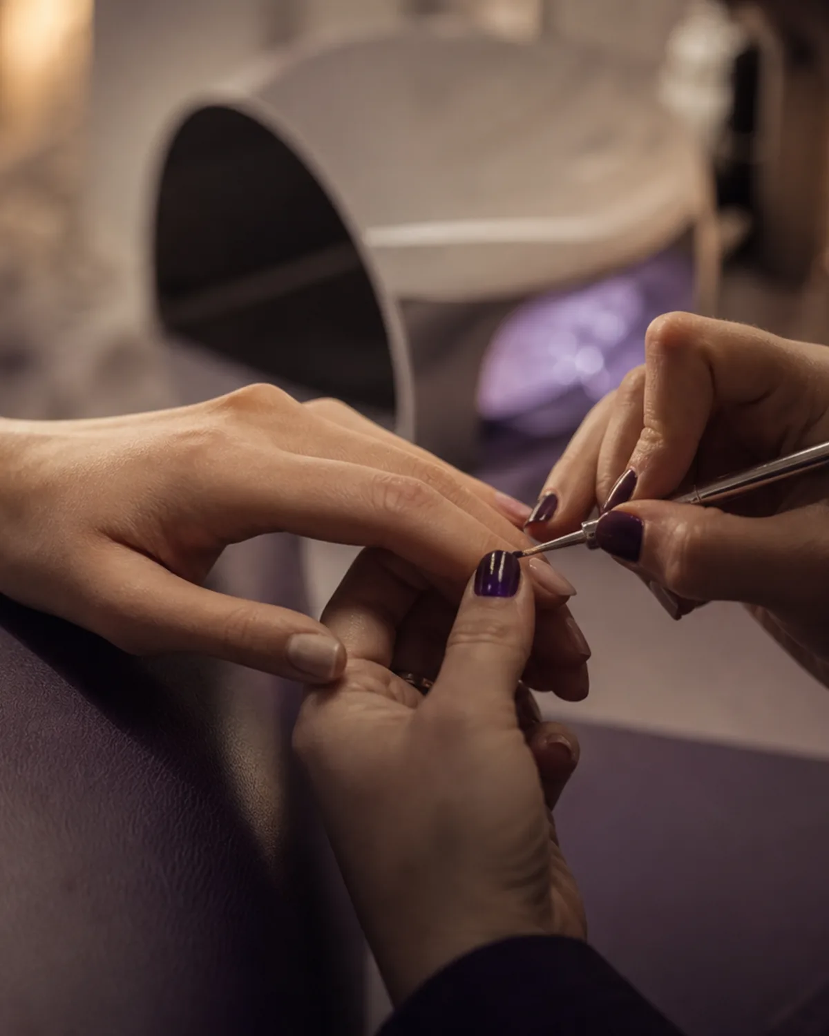 Dettaglio della lavorazione precisa della manicure semipermanente
